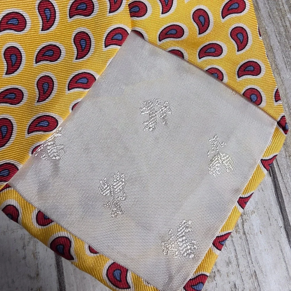 Brooks Brothers Makers Yellow Silk Paisley Teardrop Necktie Made in USA Mens